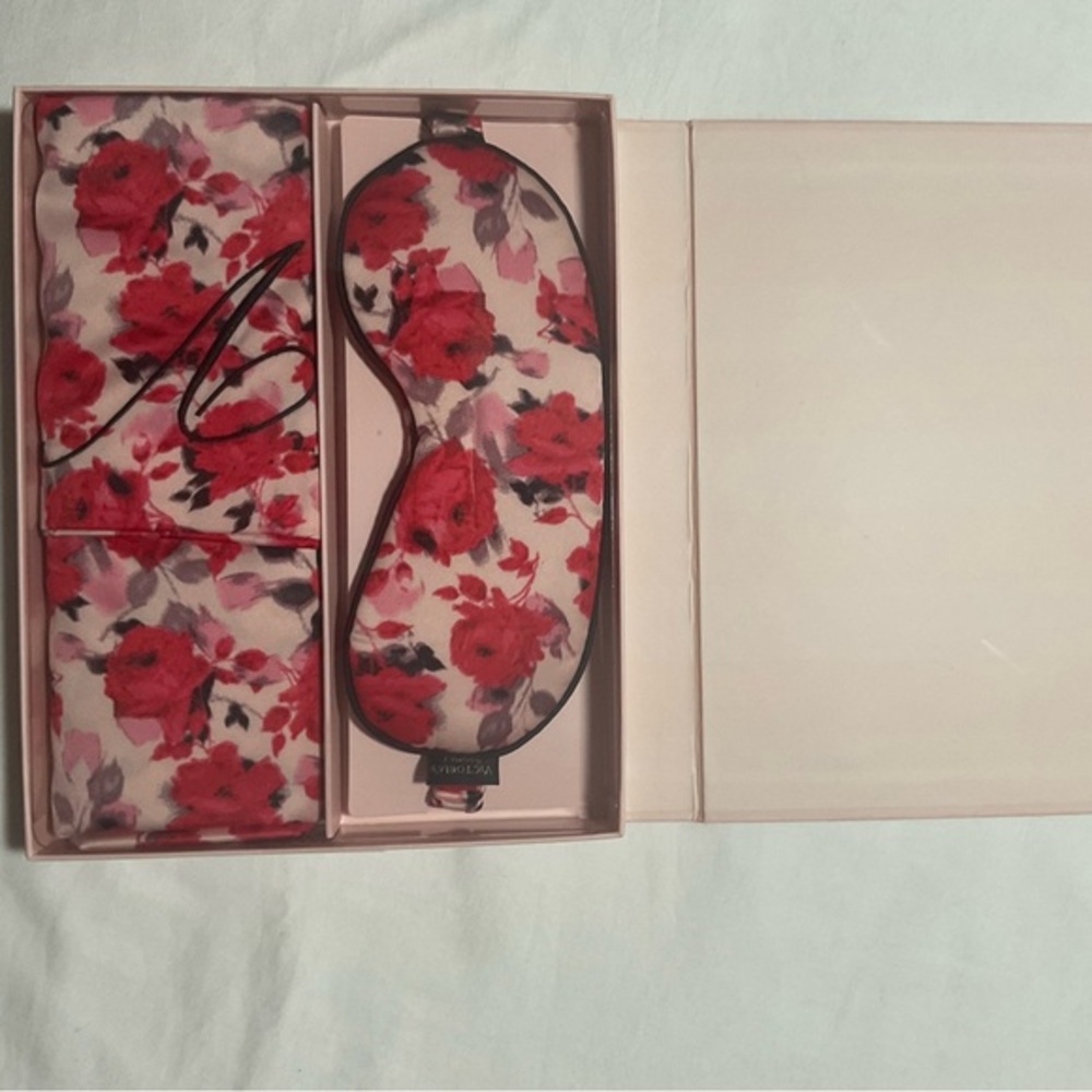 VS EYE MASK & PILLOWCASE SET